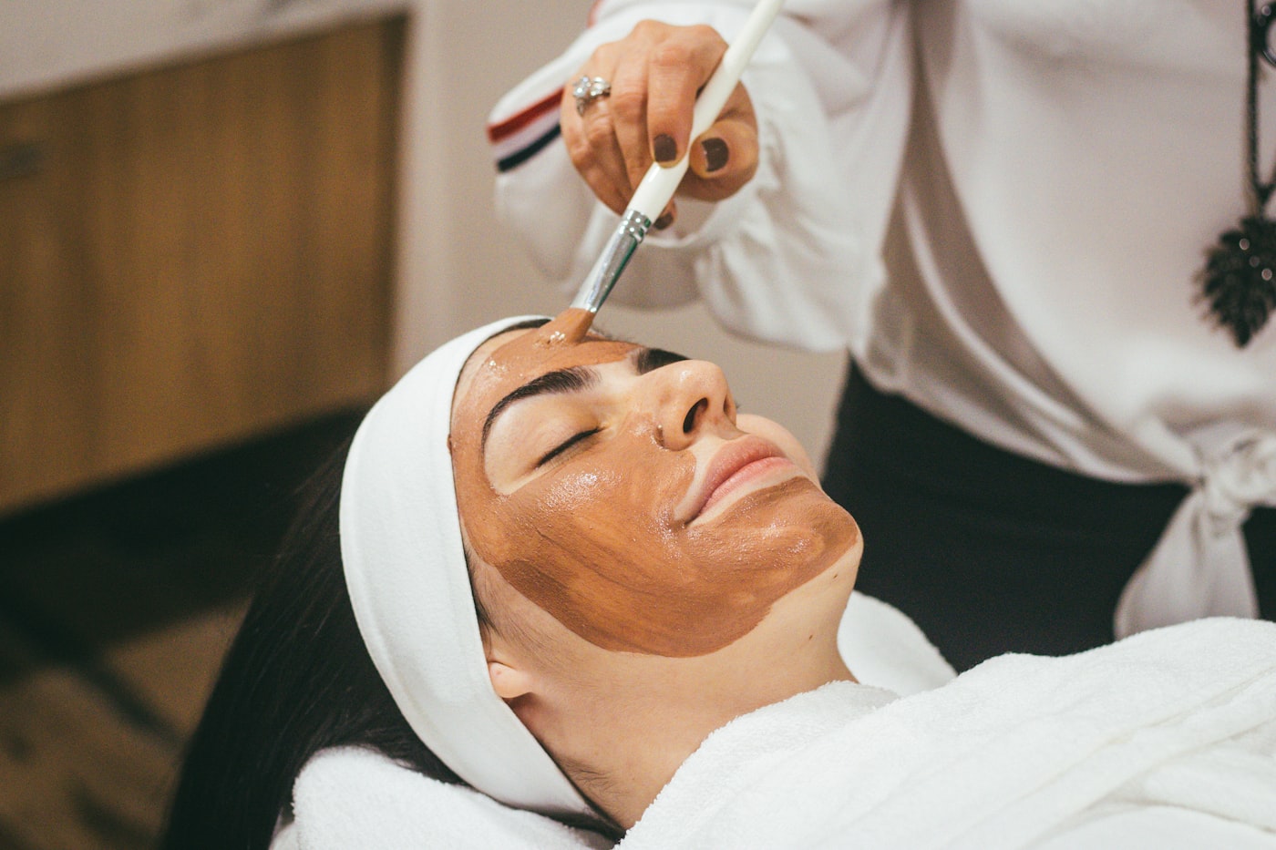 Mulher sorridente com a pele lisa após depilação a laser em Praia Grande na Loren Laser